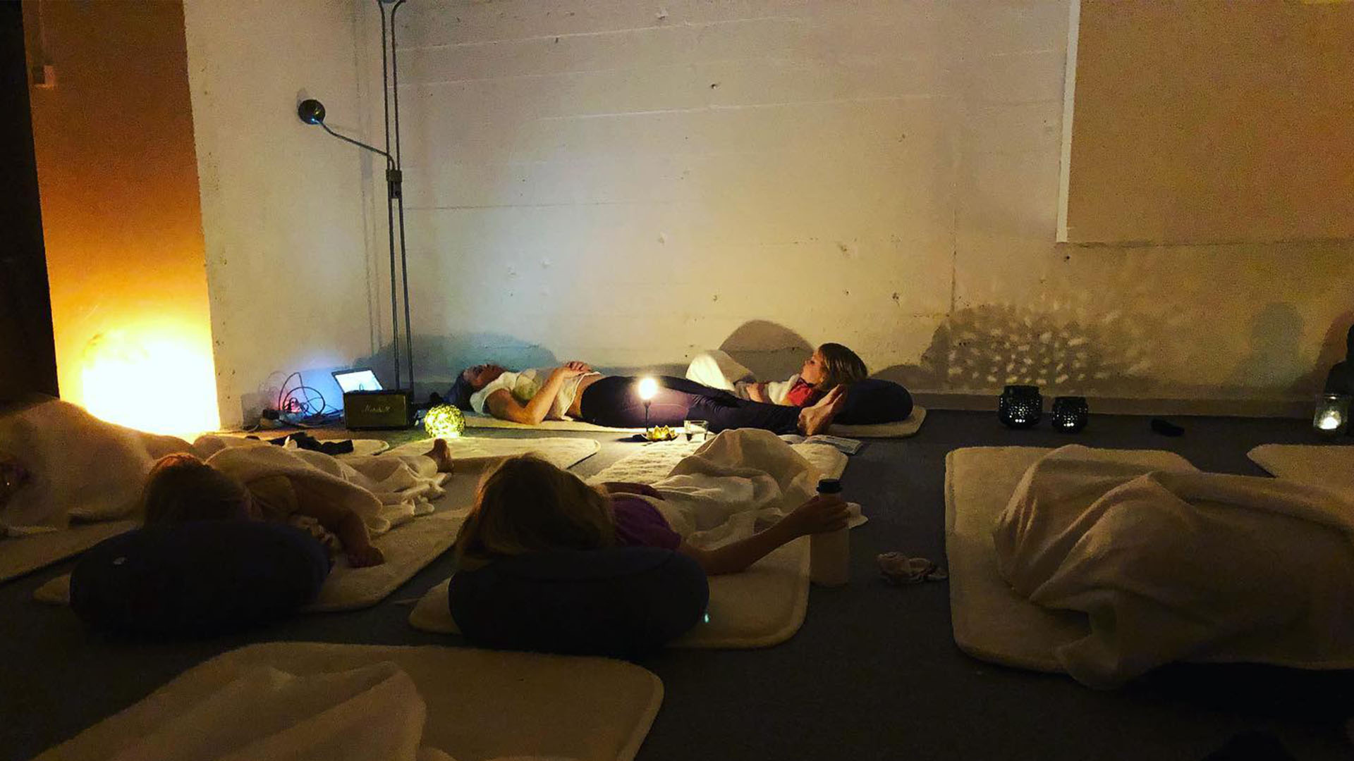 Välkommen till Arheden för barnyoga.